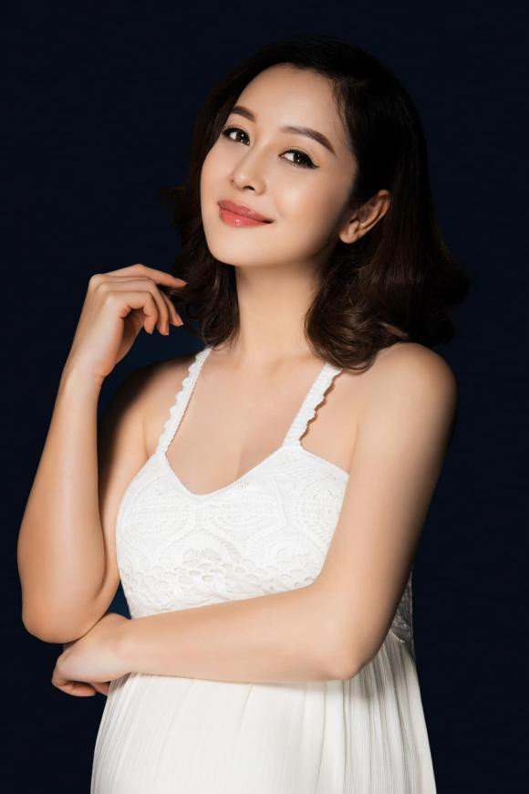 Có thể thấy, nhan sắc của Jennifer Phạm vô cùng xinh đẹp. Cô không có dấu hiệu tăng cân như nhiều bà bầu khác.