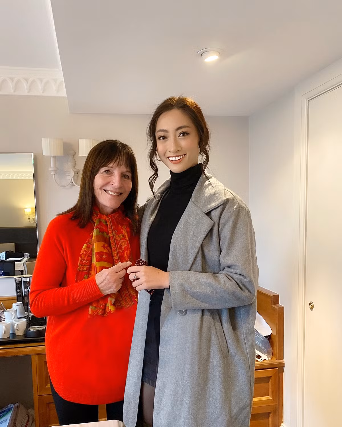 Luong Thuy Linh bat ngo lot “mat xanh” cua nu chu tich Miss World