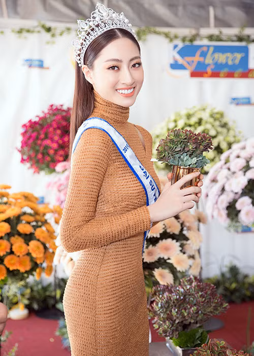 Đảm nhận vai trò đại sứ hình ảnh cho Festival Đà Lạt 2019, Lương Thùy Linh cùng ê-kíp đi đến nhiều địa điểm để ghi hình cho chuỗi hoạt động của lễ hội.