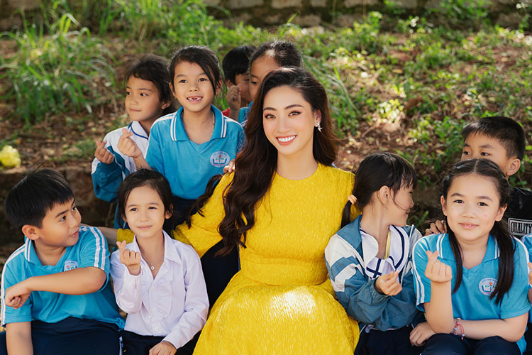 Lương Thùy Linh trò chuyện cùng các em nhỏ và hát cho các em nghe ca khúc “Bắc Kim Thang”.