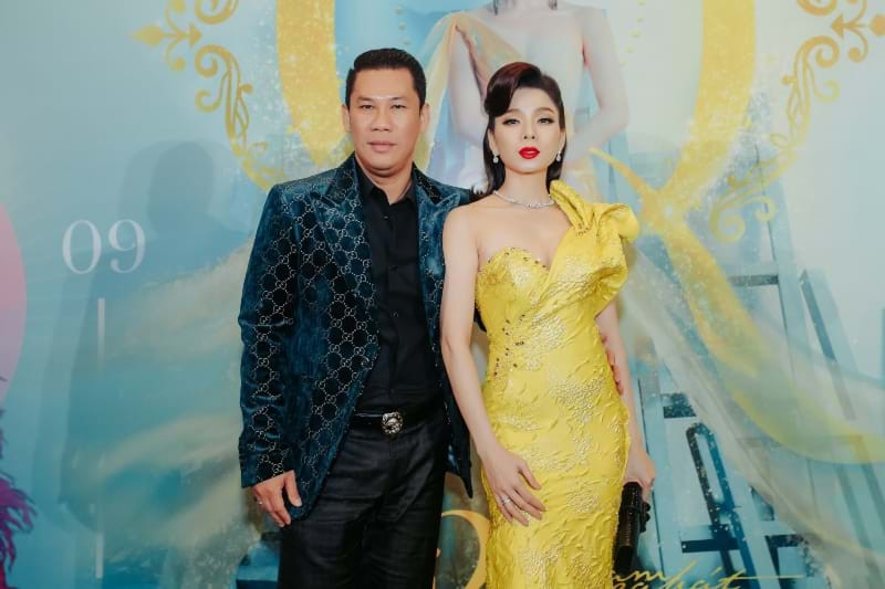 Cũng trong tiệc tri ân này, Lệ Quyên lần đầu “kể xấu” chồng anh Quang Huy, người đàn ông cực kỳ ga lăng, có vẻ ngoài trầm tư, khó gần nhưng lại yêu chiều vợ hết mực. Cô chia sẻ một kỉ niệm của ngày đầu quen nhau, anh Quang Huy đã “bổ thẳng” vào mặt cô rằng chỉ thích yêu không thích cưới, và chính câu nói này đã khiến Lệ Quyên phải cưới Quang Huy cho bằng được. Và hiện giờ, sau gần 20 năm, vợ chồng Lệ Quyên đang có một tổ ấm vô cùng hạnh phúc.