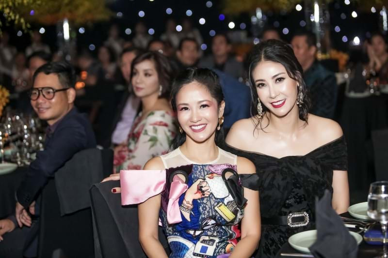 Được Lệ Quyên mời “có đôi lời” tại cuộc họp báo, ca sĩ Hồng Nhung đã đặc biệt dành lời khen tặng cho Lệ Quyên. Nữ ca sĩ đàn chị cho rằng, thành công của Q Show2 là đương nhiên và không cần lo lắng vì Lệ Quyên đang ở thời kỳ đỉnh cao, chưa kể êkíp sát cánh lại quá hùng hậu.