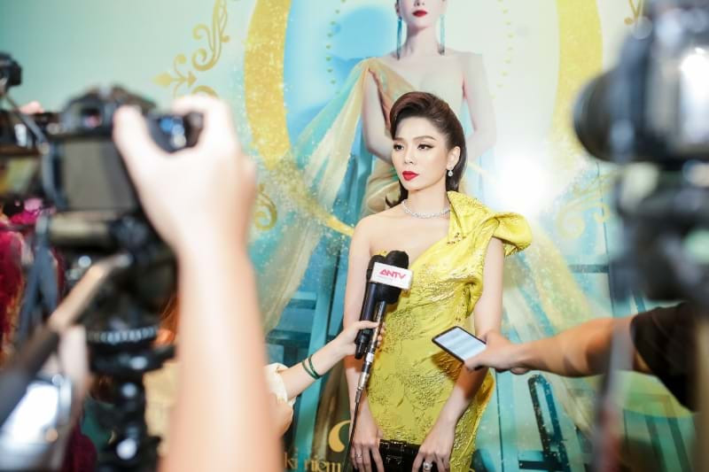 Chia sẻ chân tình tại cuộc họp báo, ca sĩ Lệ Quyên dí dỏm cho biết, cô là người rất lo xa nên sau Q Show2 Lệ Quyên không biết sẽ làm gì tiếp theo, bởi với Q Show1 đã hoàn hảo, còn Q Show2 chắc chắn sẽ đạt mức “quá hoàn hảo”, bởi đây là liveshow mà cô “chiêu mộ” được những anh tài như đạo diễn Việt Tú, giám đốc âm nhạc Hoài Sa, những người mà cô ví von “những trái tim rực lửa trên sân khấu”.