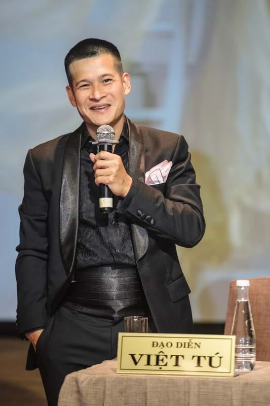 Đạo diễn Việt Tú, người được coi là “ông hoàng” của những sân khấu triệu đô mặc dù từng chia sẻ rất tự tin và đã quen với những sân khấu đầu tư thế này nhưng vẫn không giấu được sự lo lắng. Việt Tú chia sẻ, để kết nối các câu chuyện thì cảm xúc và kỹ thuật hoàn toàn có thể thực hiện được, nhưng đứng một mình trên sân khấu, vừa hát hơn 30 bài, vừa dẫn dắt mạch truyện là điều không dễ dàng, nó đòi hỏi sự chuyên nghiệp và hơn hết là sức khoẻ, sự tập trung cao độ những vẫn giữ được cảm xúc là điều vô cùng khó.