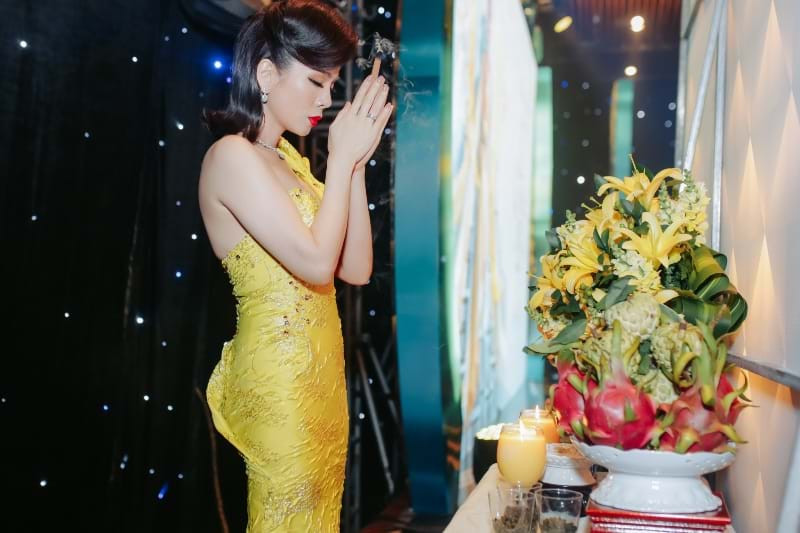 Không như những liveshow trước với dàn khách mời hùng hậu, tại Q Show2 lần này, sẽ chỉ có một mình Lệ Quyên đứng trên sân khấu. Đạo diễn Việt Tú dàn dựng quãng thời gian 20 năm ca hát của Lệ Quyên thành 5 chương với các tên gọi: Chương 1 - Ấu Thơ, Chương 2 – Vào đời, Chương 3 – Yêu, Chương 4 – Ký ức, Chương 5 – Thăng hoa, với khoảng 30 tiết mục sẽ do Lệ Quyên “độc diễn” trên sân khấu.