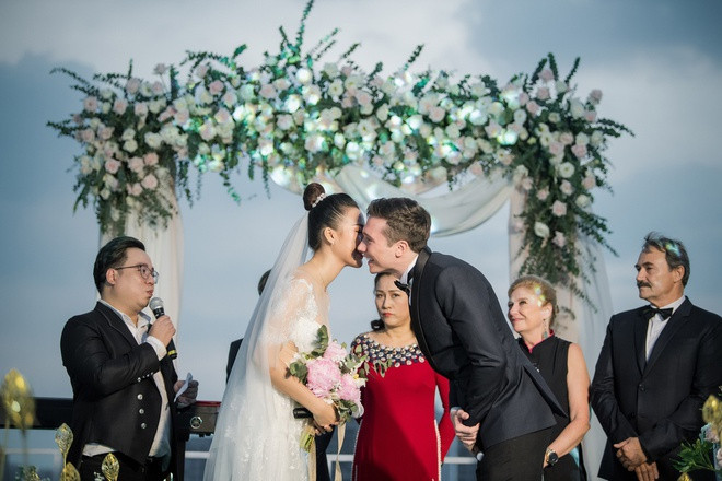 Hôm 1/12, tiệc cưới của Hoàng Oanh và chồng người Mỹ diễn ra tại một khách sạn hạng sang ở quận 7 (TP.HCM). Trong hôn lễ, Hoàng Oanh tiết lộ con gái đầu lòng sẽ được cô đặt tên Rose vì chồng cô là Jack (theo nhân vật trong phim Titanic).