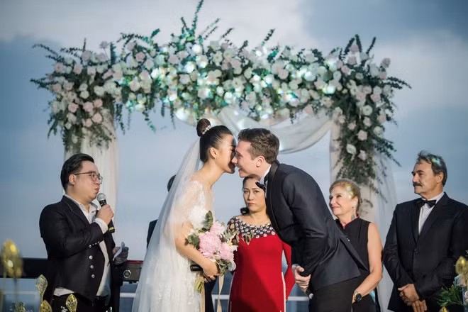 Hôm 1/12, tiệc cưới của Hoàng Oanh và chồng người Mỹ diễn ra tại một khách sạn hạng sang ở quận 7 (TP.HCM). Trong hôn lễ, Hoàng Oanh tiết lộ con gái đầu lòng sẽ được cô đặt tên Rose vì chồng cô là Jack (theo nhân vật trong phim Titanic).