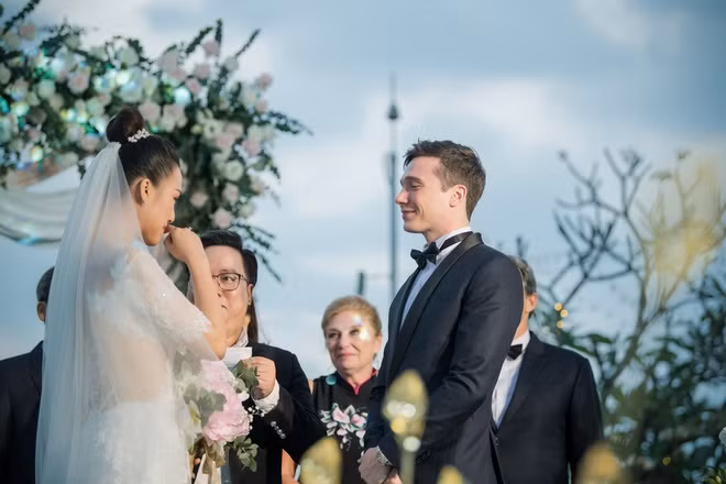 Sau tiệc cưới, trên trang cá nhân, diễn viên Tháng năm rực rỡ đã gửi lời cảm ơn tới gia đình, bạn bè và đồng nghiệp đã đến tham dự, chúc phúc cho vợ chồng cô trong ngày trọng đại. "Cảm ơn gia đình của con. Giờ con có thêm bố mẹ Cole và chồng Jack yêu thương con nữa. Con thật sự cảm thấy là cô gái may mắn nhất trên đời này. Tụi con biết còn nhiều khó khăn, thử thách phía trước nhưng chắc chắn sẽ có vô vàn những phần thưởng xứng đáng cho những ai luôn nỗ lực và sống chân thành với trái tim mình", cô bộc bạch.