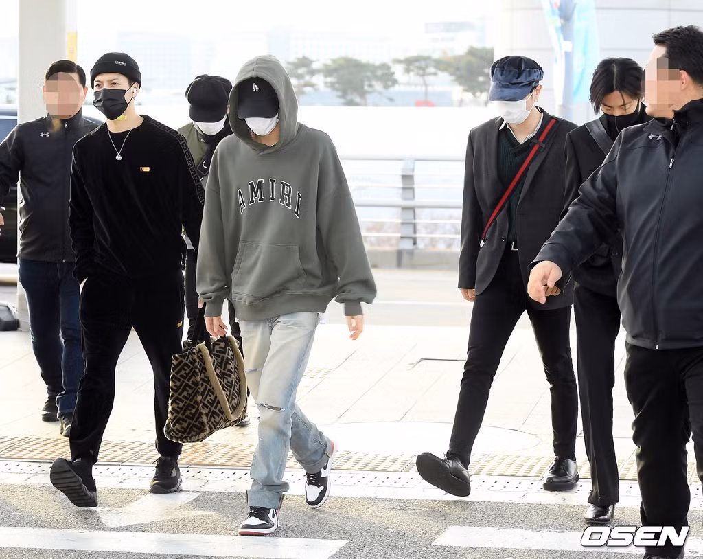 Nhóm nhạc nam đình đám nhà JYP – GOT7 với trang phục giản dị tại sân bay. Nhóm nhạc sẽ trình diễn ca khúc mới You Calling My Name trên sân khấu.
