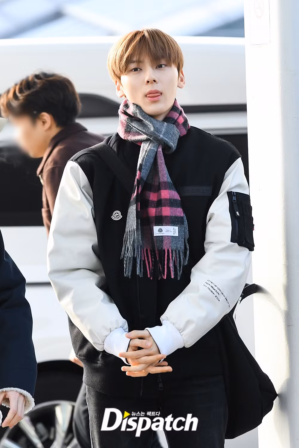 Cựu thành viên WANNA ONE thứ 2 – Hwang Min Hyun duy trì phong độ nhan sắc. Nam idol sinh năm 1995 diện trang phục đời thường trẻ trung, năng động.