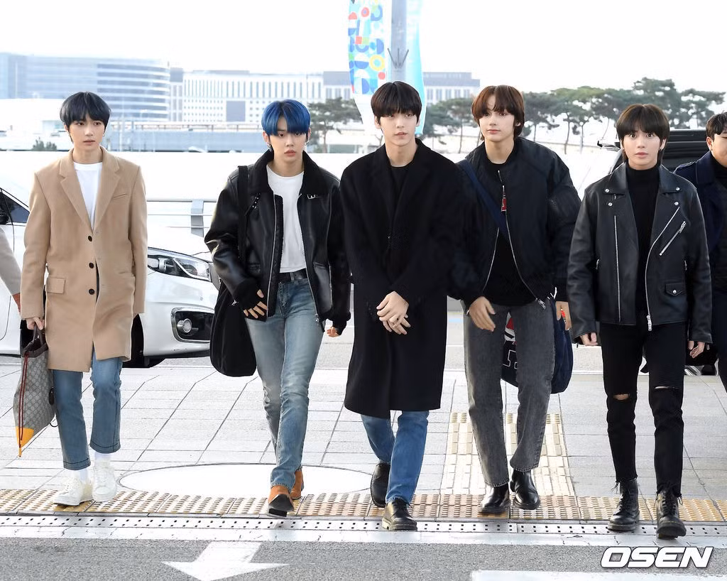 Tân binh TXT là một trong những cái tên nhận được sự quan tâm đông đảo của khán giả Việt. Nhóm nhạc đàn em BTS nổi bật tại sân bay với ngoại hình cuốn hút.