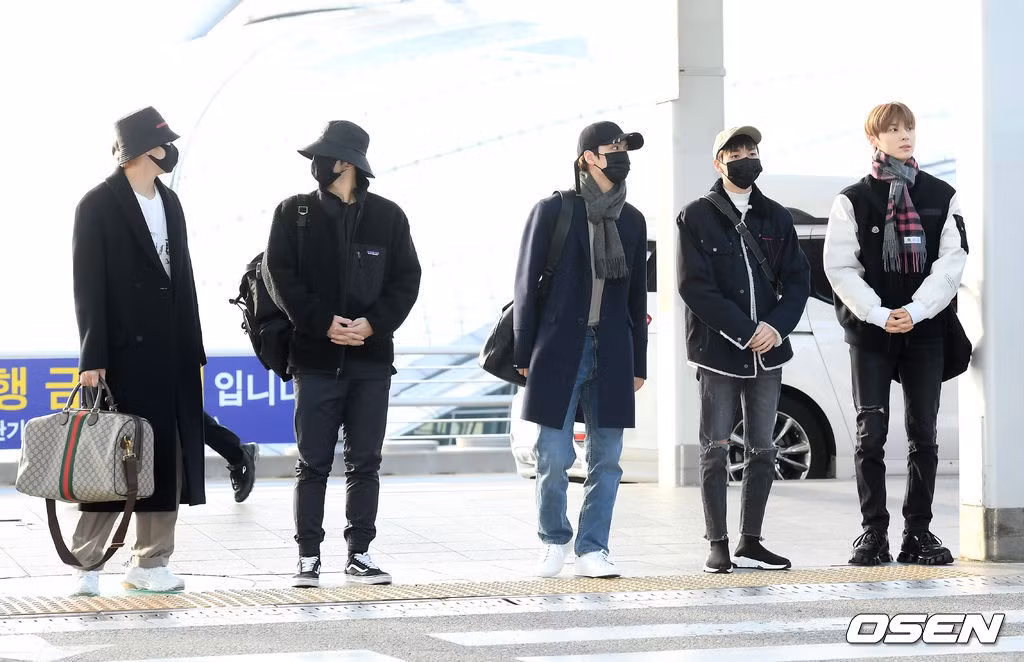 Nhóm nhạc nam 5 thành viên nhà Pledis nhanh chóng thu hút ống kính phóng viên với diện mạo nổi bật. NU’EST gặt hái được thành tích ấn tượng trong lần trở lại với sản phẩm mới mang tên Love Me.