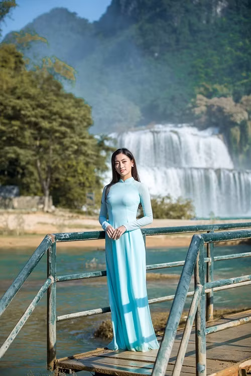 Lương Thuỳ Linh rạng rỡ giữa thiên nhiên tuyệt đẹp của Cao Bằng như: Thác bản Giốc, khu di tích lịch sử Pác Bó, hồ Mắt Thần, đèo Mã Phục.