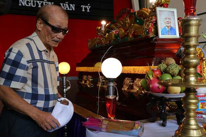 NSND Trần Hiếu xúc động viếng nhạc sĩ Nguyễn Văn Tý NSND Tran Hieu xuc dong vieng nhac si Nguyen Van Ty