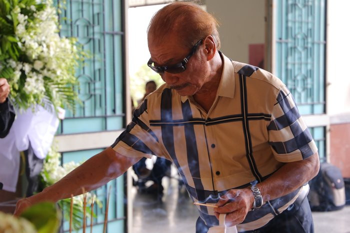 NSND Trần Hiếu đến viếng nhạc sĩ Nguyễn Văn Tý, ông lặng người bên linh cữu người đồng nghiệp.