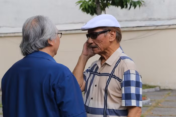 Sáng 27/12, tại Nhà tang lễ TP HCM, nhiều nghệ sĩ, nhạc sĩ gạo cội đã đến viếng và tưởng niệm Nguyễn Văn Tý trong niềm xúc động vô bờ bến.