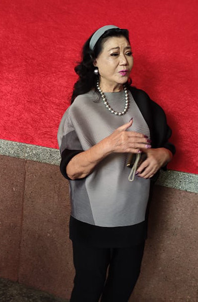 NSND Kim Cương cũng có mặt từ sớm để nói lời tiễn biệt nhạc sĩ Nguyễn Văn Tý. Bà chia sẻ: “Tôi nghĩ việc anh Tý mất chính là một thiệt thòi lớn của nền âm nhạc Việt Nam. Tình cảm anh em giữa tôi và anh Tý rất sâu nặng. Chúng tôi quý mến nhau vì tài. Tôi không ngờ anh lại bỏ lại anh em nghệ sĩ chúng tôi như vậy”.