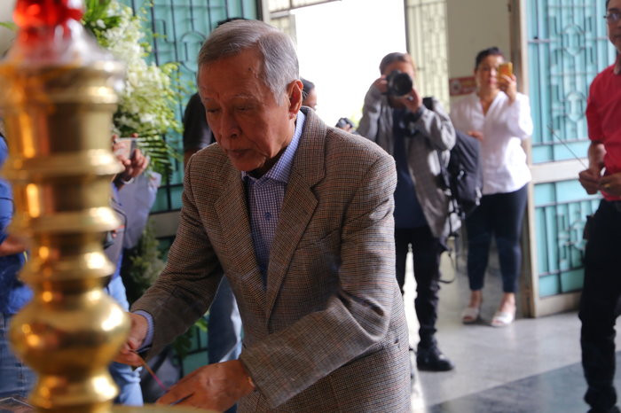 Những đồng nghiệp, bạn bè cũng đến rất đông để thắp hương cho nhạc sĩ.