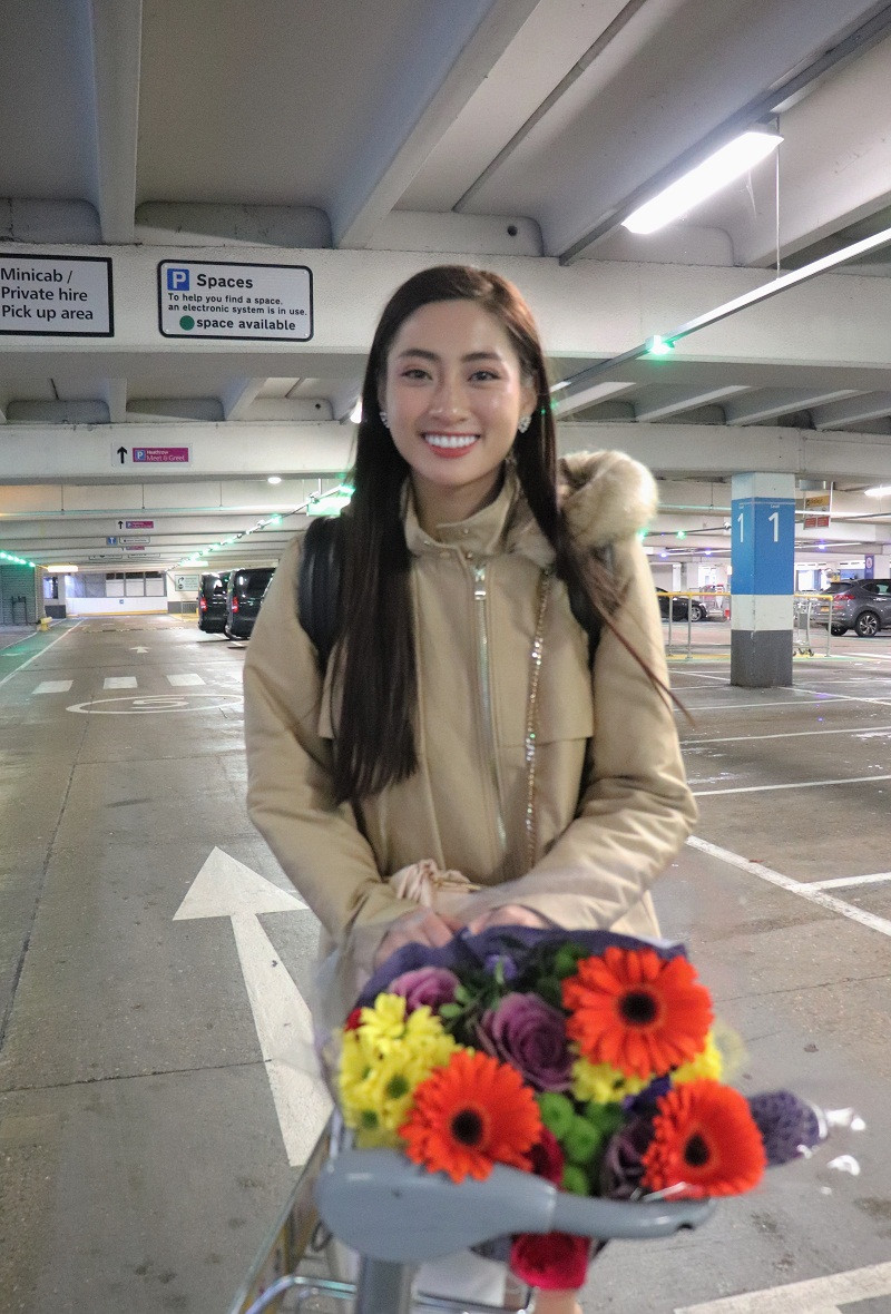 Trước đó, đại diện Việt Nam đến Anh trễ do gặp sự cố nhưng vẫn rạng rỡ, đầy quyết tâm sẽ giành thứ hạng cao.