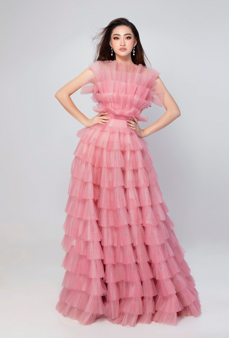 Với phần thi Talent Audition, Lương Thùy Linh khoe giọng với ca khúc A Million Dreams.