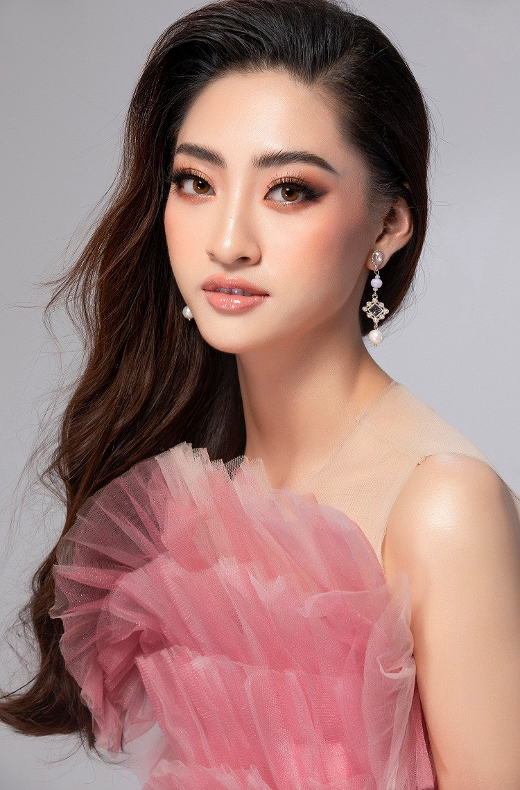 Trang phục màu hồng được cho là đúng chuẩn Miss World cùng lời ca ý nghĩa của A Million Dreams là sự kết hợp hoàn hảo mang đến cho Lương Thùy Linh màn chào sân ấn tượng trong phần thể hiện tài năng của mình.
