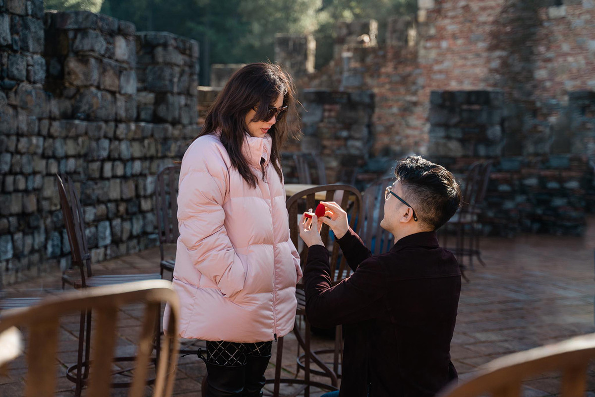 Đến một địa điểm du lịch nổi tiếng, Thu Hoài vô cùng xúc động khi doanh nhân Trí Tống quỳ gối trao nhẫn kim cương trước sự chứng kiến của tất cả mọi người.