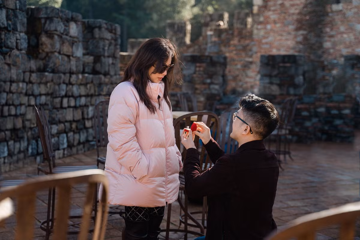 Đến một địa điểm du lịch nổi tiếng, Thu Hoài vô cùng xúc động khi doanh nhân Trí Tống quỳ gối trao nhẫn kim cương trước sự chứng kiến của tất cả mọi người.