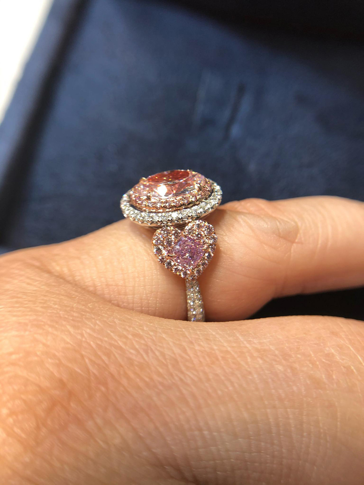 Cận cảnh chiếc nhẫn kim cương tình trẻ cầu hôn Hoa hậu Thu Hoài.