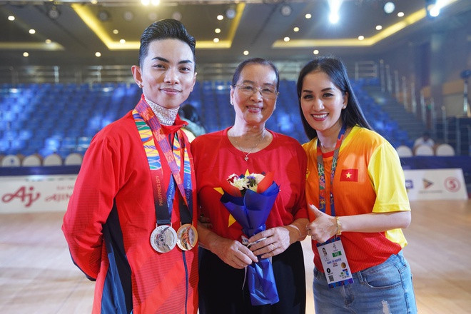 Khanh Thi om cham Phan Hien khoc nuc no khi chong gianh HCV o SEA Games-Hinh-3