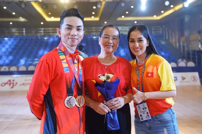 Khanh Thi om cham Phan Hien khoc nuc no khi chong gianh HCV o SEA Games-Hinh-3