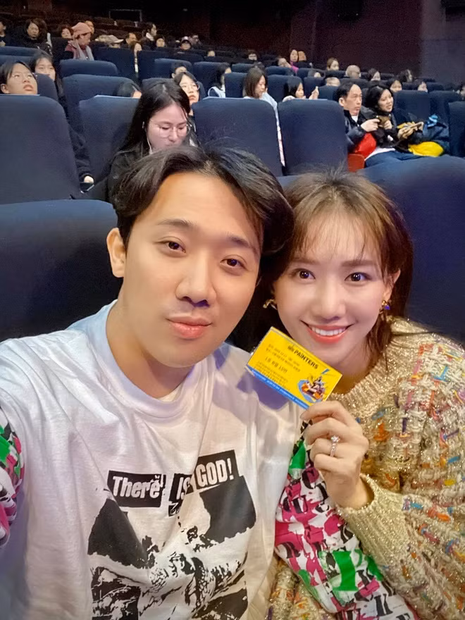 Vừa qua, cặp vợ chồng có chuyến du lịch tại Hàn Quốc. Nhiều khán giả cho rằng đây chính là kỳ nghỉ để cả 2 hâm nóng tình cảm sau 3 năm kết hôn. Hari Won nhiều lần bày tỏ niềm hạnh phúc khi có chồng ở bên trong chuyến đi.