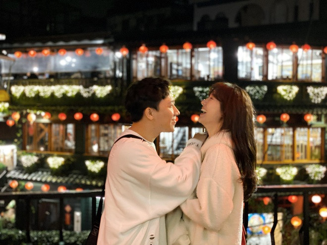 Thời gian qua, cặp nghệ sĩ dành nhiều thời gian đi du lịch tại Hàn Quốc, Đài Loan, Thái Lan... Hari Won và Trấn Thành kết hôn vào 25/12/2016. Khi đó, cặp đôi quen nhau được 6 tháng.