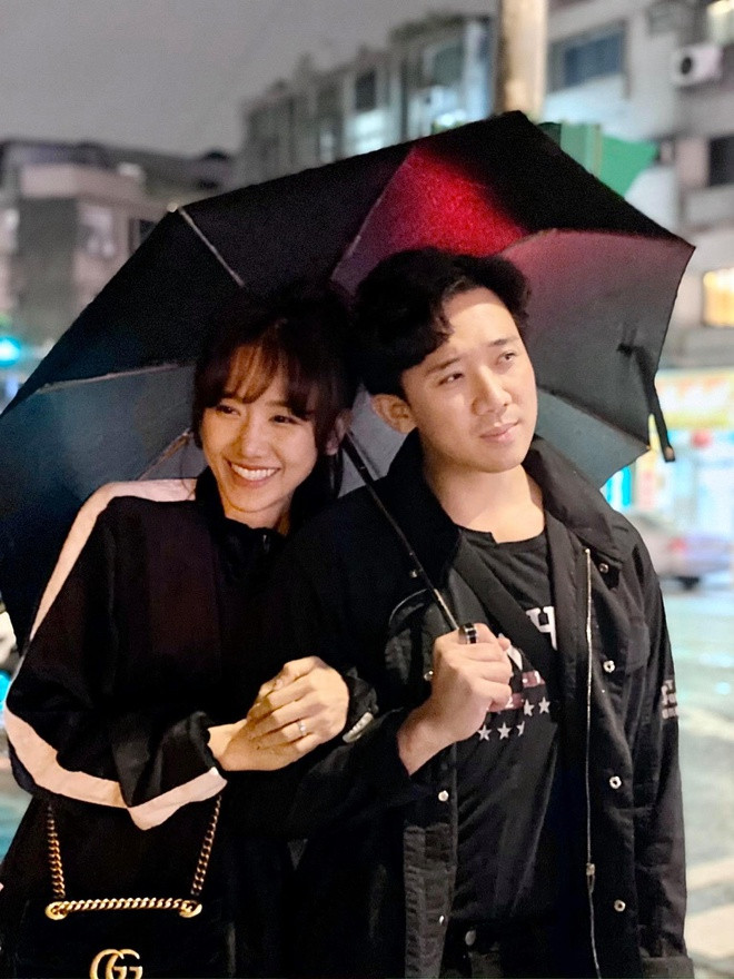 “Thời điểm đó tôi chưa nghĩ đến việc lập gia đình bởi chúng tôi quen nhau mới 6 tháng. Khi đó, chồng tôi bỗng dưng cầu hôn khiến tôi ngạc nhiên. Anh ấy chuẩn bị hết, tôi chỉ nghe theo...", nữ ca sĩ chia sẻ.