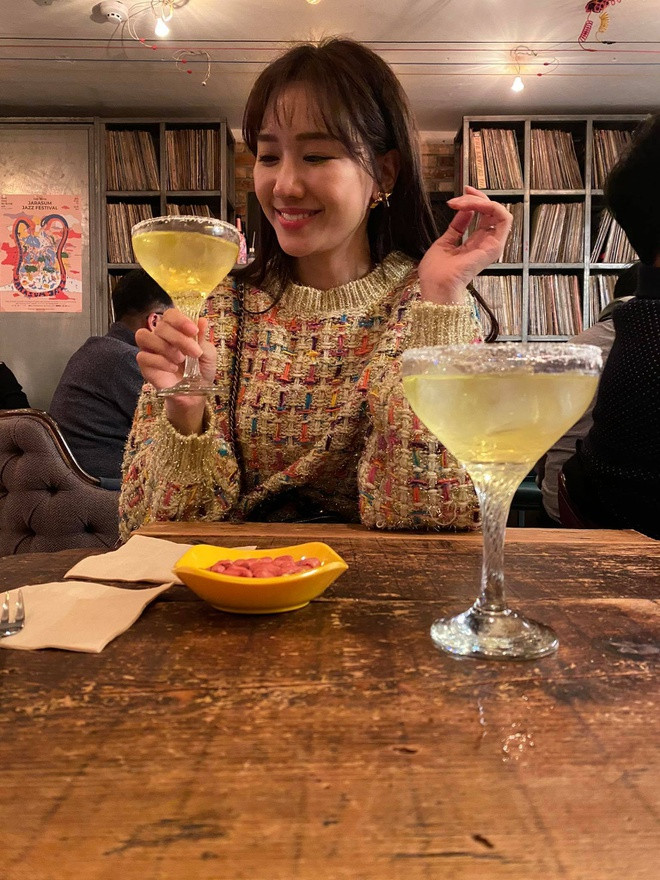 “Thích ca sĩ Im Chang Jung hơn 20 năm, mua vé từ rất sớm. Cảm thấy xúc động gì đâu. Hạnh phúc quá, có chồng đi kế bên thì còn muốn gì nữa”, Hari Won bày tỏ niềm vui sướng khi cùng Trấn Thành đi xem đêm nhạc của tiền bối.