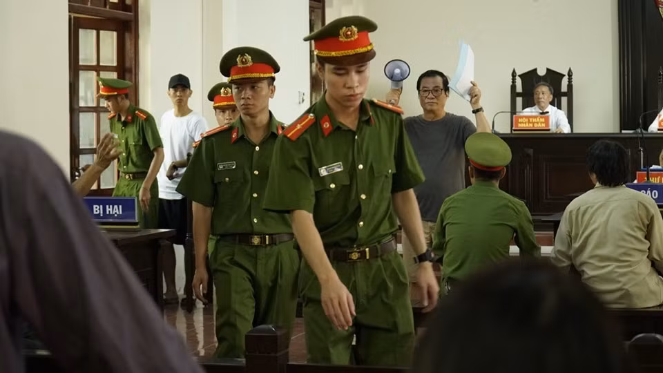 NSND Khai Hung mu mot mat khi lam phim 