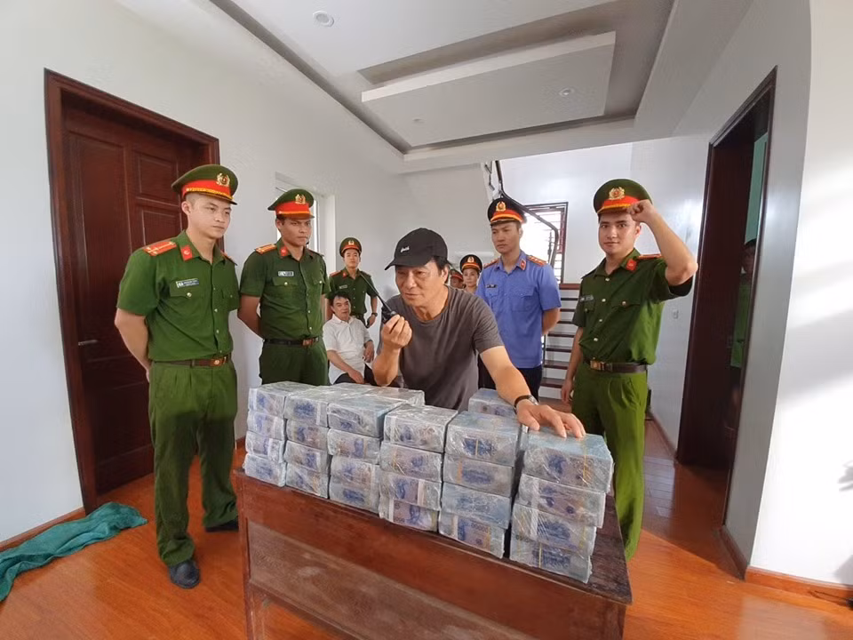 NSND Khai Hung mu mot mat khi lam phim 