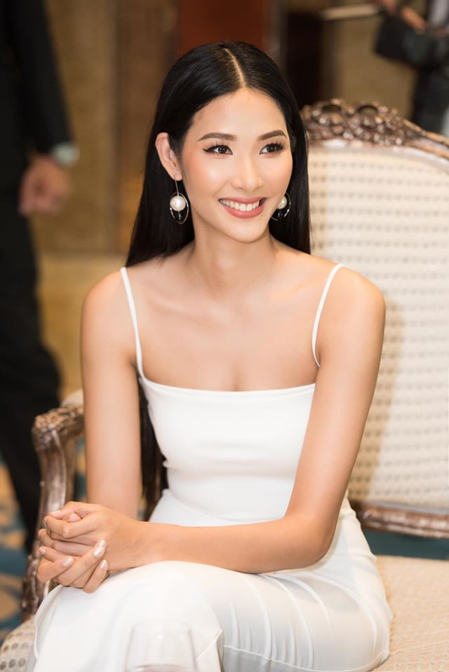 Để có được vóc dáng đáng mơ ước hiện nay Hoàng Thùy đã áp dụng chế độ ăn uống khoa học cùng với việc nỗ lực tập luyện hình thể.