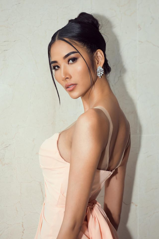 Chính điều này khiến Hoàng Thùy dính nghi vấn nâng ngực để thi Miss Universe 2019. Tuy nhiên, nữ người mẫu khéo léo phủ nhận.