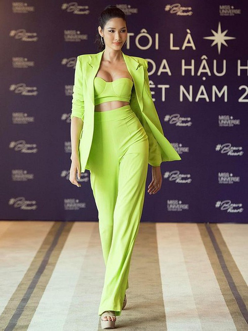 Đặc biệt, vòng 1 của Hoàng Thùy nảy nở thấy rõ so với thời điểm cô mới bước chân vào showbiz.