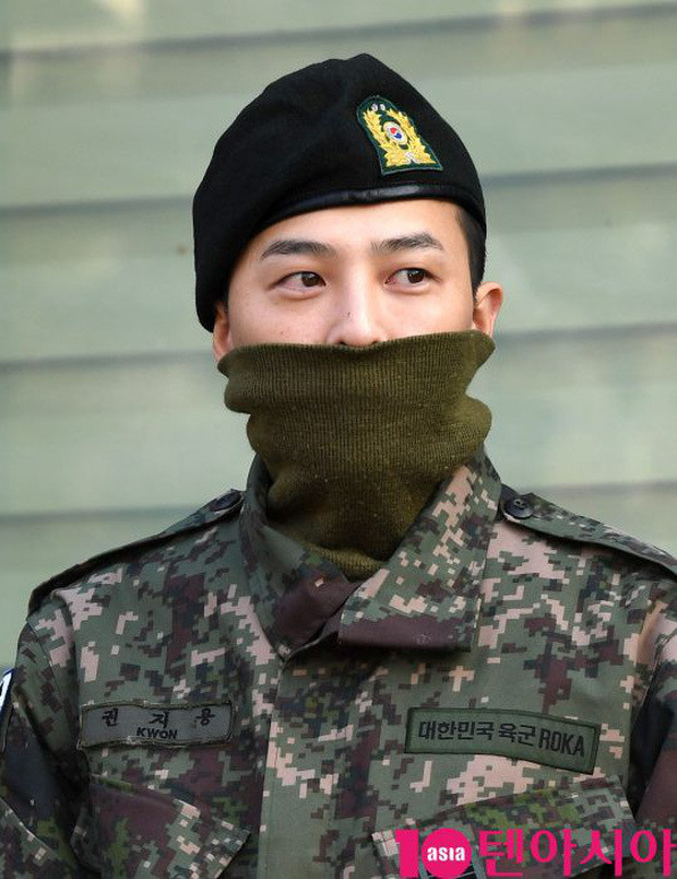 "Cuối cùng tôi cũng đã hoàn thành tốt nghĩa vụ quân sự, cảm ơn các bạn vì đã chờ đợi tôi và đến đây hôm nay để đón chào tôi. Giờ đây tôi không còn xuất hiện với cương vị là một người lính nữa mà tôi sẽ trở về với công việc chính của mình - ca hát. Tôi sẽ cố gắng thực hiện tốt nhiệm vụ của mình trong công việc sắp tới", G-Dragon chia sẻ trước hơn 3000 phóng viên và người hâm mộ.