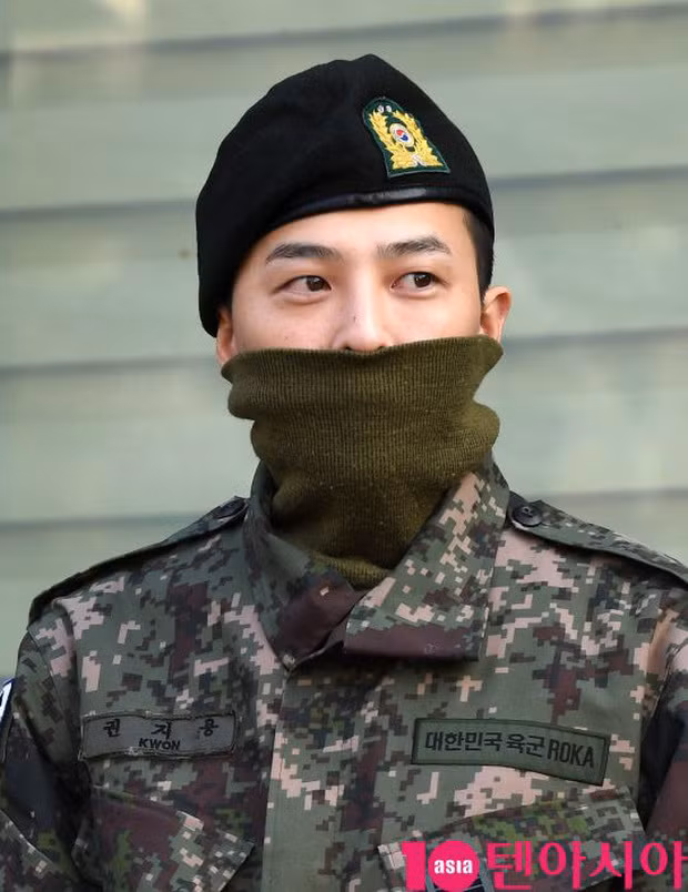 "Cuối cùng tôi cũng đã hoàn thành tốt nghĩa vụ quân sự, cảm ơn các bạn vì đã chờ đợi tôi và đến đây hôm nay để đón chào tôi. Giờ đây tôi không còn xuất hiện với cương vị là một người lính nữa mà tôi sẽ trở về với công việc chính của mình - ca hát. Tôi sẽ cố gắng thực hiện tốt nhiệm vụ của mình trong công việc sắp tới", G-Dragon chia sẻ trước hơn 3000 phóng viên và người hâm mộ.