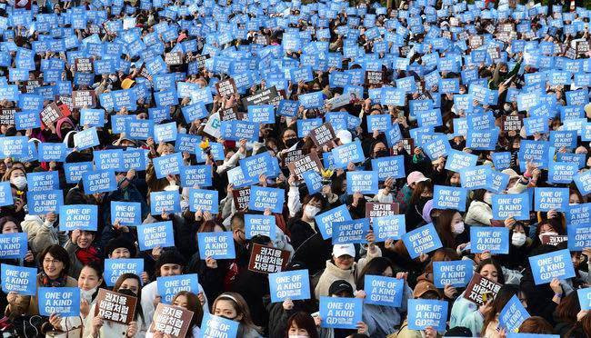 Hơn 3000 fan hâm mộ và báo giới đã có mặt để chào đón sự kiện này.