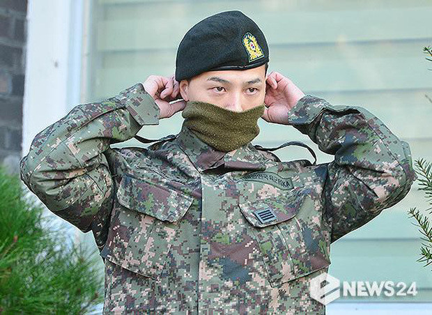 G-Dragon xuất hiện với vẻ ngoài cool ngầu, tràn đầy sức sống. Trước đó, do lo ngại về tình hình nghiêm trong của dịch tả heo châu Phi, YG Entertainment đã cấm fan đến đón G-Dragon trong ngày xuất ngũ. Tuy nhiên, do nhận thấy sự mến mộ quá lớn của fan dành cho nam thần tượng, YG đã đổi địa điểm xuất ngũ từ Cheorwon sang Yongin.