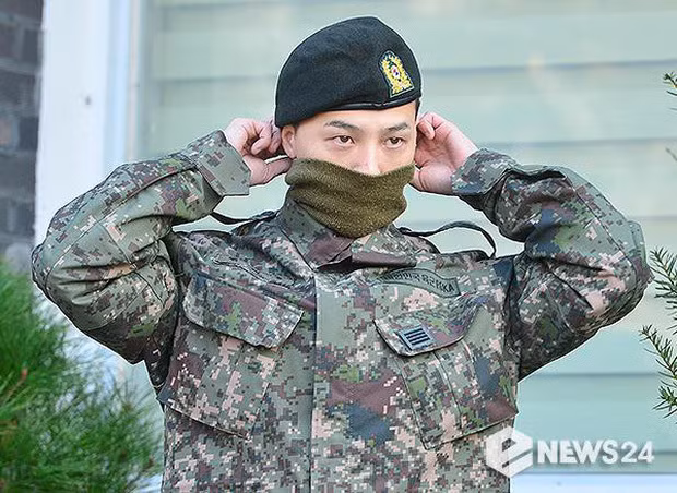 G-Dragon xuất hiện với vẻ ngoài cool ngầu, tràn đầy sức sống. Trước đó, do lo ngại về tình hình nghiêm trong của dịch tả heo châu Phi, YG Entertainment đã cấm fan đến đón G-Dragon trong ngày xuất ngũ. Tuy nhiên, do nhận thấy sự mến mộ quá lớn của fan dành cho nam thần tượng, YG đã đổi địa điểm xuất ngũ từ Cheorwon sang Yongin.