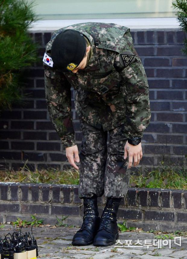 G-Dragon xuất hiện hôm nay trong bộ phục quân với vẻ ngoài khỏe mạnh, tràn đầy sức sống, khiến cả hội trường như vỡ òa. Ngay khi bước ra từ doanh trại, G-Dragon chào khán giả theo nghi thức quân đội và cúi gập tri ân người hâm mộ. Nam ca sĩ cảm ơn fan toàn thế giới đã chờ đợi anh và hứa cố gắng hết mình với tư cách một ca sĩ chứ không phải là người lính.