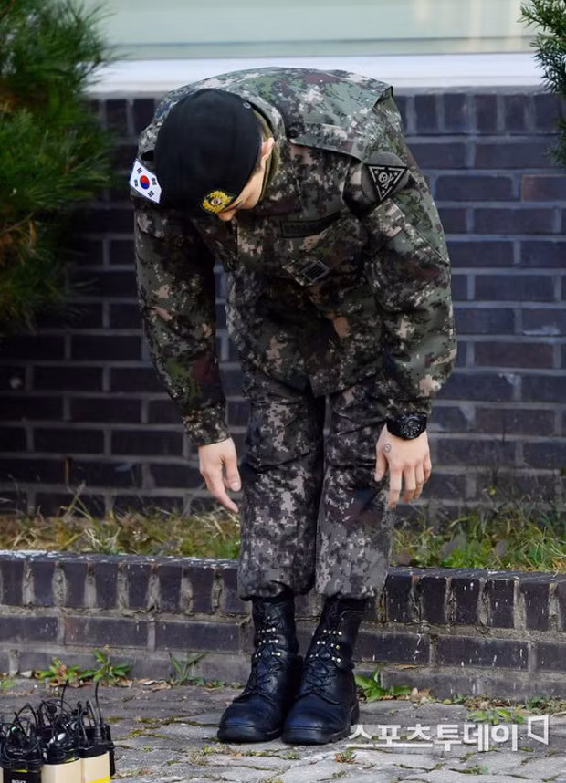 G-Dragon xuất hiện hôm nay trong bộ phục quân với vẻ ngoài khỏe mạnh, tràn đầy sức sống, khiến cả hội trường như vỡ òa. Ngay khi bước ra từ doanh trại, G-Dragon chào khán giả theo nghi thức quân đội và cúi gập tri ân người hâm mộ. Nam ca sĩ cảm ơn fan toàn thế giới đã chờ đợi anh và hứa cố gắng hết mình với tư cách một ca sĩ chứ không phải là người lính.