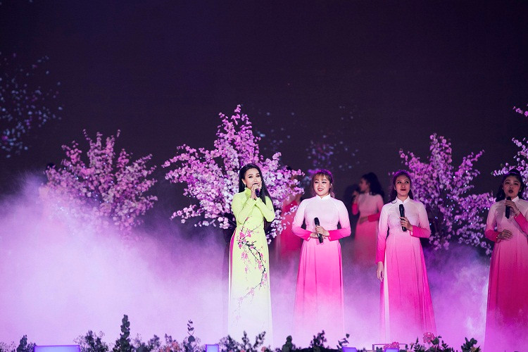 Sau khi xuất viện, nữ ca sĩ vội vã lên Đà Lạt biểu diễn trong Festival Hoa Đà Lạt.