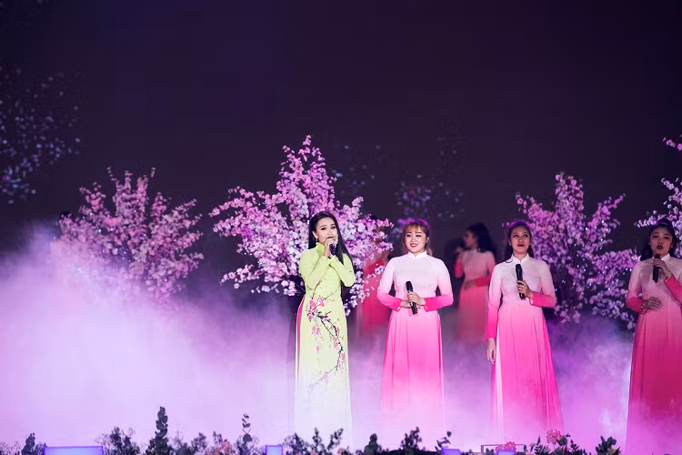 Sau khi xuất viện, nữ ca sĩ vội vã lên Đà Lạt biểu diễn trong Festival Hoa Đà Lạt.