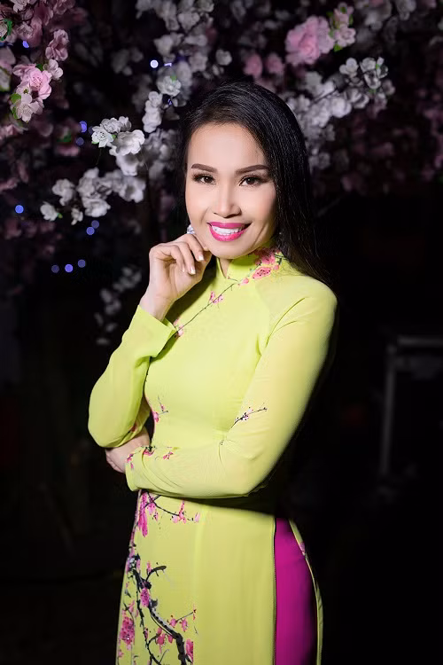 Trước đó, Cẩm Ly được ông xã Minh Vy đưa vào bệnh viện cấp cứu. Sau khi xét nghiệm, bác sĩ chẩn đoán nữ ca sĩ bị nhiễm trùng vết tiêm ở cánh tay.