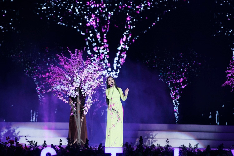 Tại sự kiện, ca sĩ Cẩm Ly đã mang đến Festival Hoa Đà Lạt 2019 một tiết mục đầy sâu lắng.